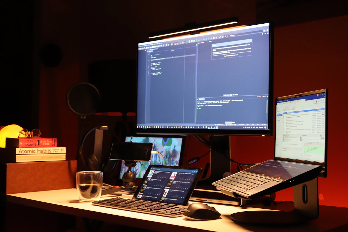 Arbeitsplatz mit Monitor, Laptop und Tablet